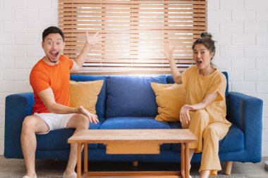 Vay ve şaşırmış Asyalı çift aşığı boş uzayda koltukta oturuyor..