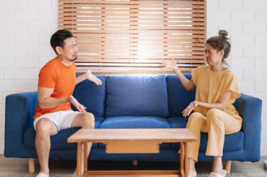 Asyalı çift aşığı kanepeye boş ürünlere bakarken mutsuz oluyor..