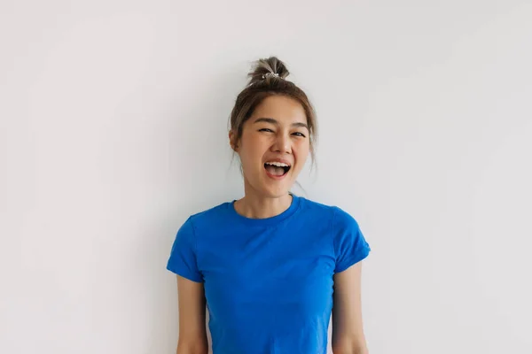 하늘색 티셔츠를 아시아인 여성을 클로즈업 — 스톡 사진