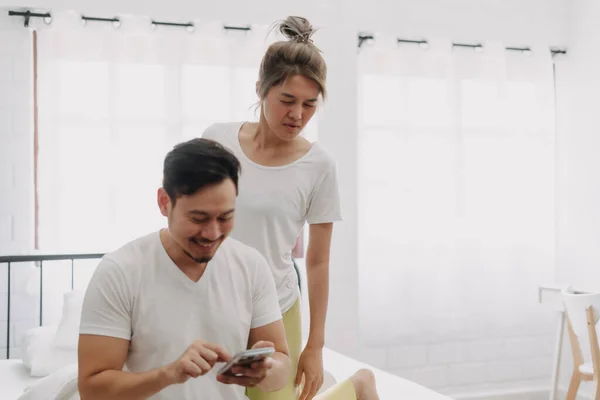 Pasangan Asia Yang Lucu Istri Mengintip Suami Yang Mengobrol Smartphone — Stok Foto