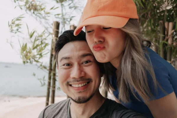 Grappig Gezicht Van Selfie Mooie Aziatische Paar Man Vrouw — Stockfoto