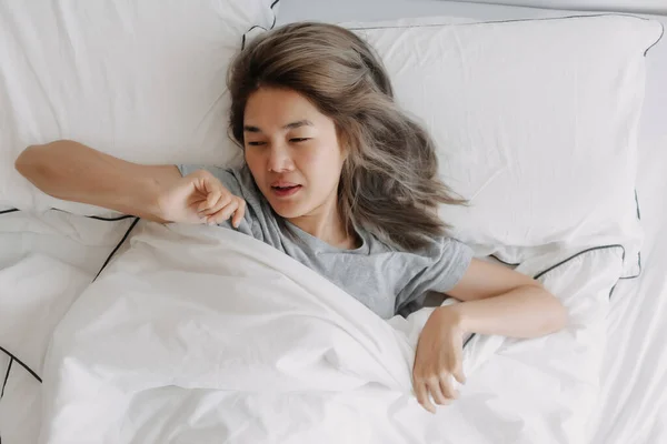 Pandangan Atas Wanita Asia Hanya Bangun Berbaring Tempat Tidur Merasa — Stok Foto