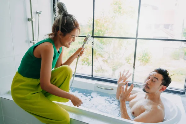 Divertido Juguetón Asiático Pareja Amante Jugar Bañera Baño —  Fotos de Stock