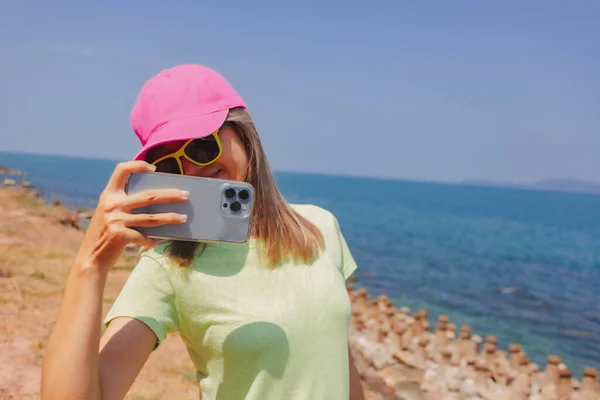 Feliz Moda Colorida Mulher Asiática Uma Viagem Verão Praia — Fotografia de Stock