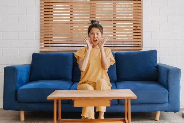 Wow Dan Wajah Terkejut Dari Istri Wanita Asia Duduk Sofa — Stok Foto