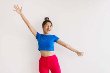 Kolları açık, mutlu ve neşeli Asyalı kadın..