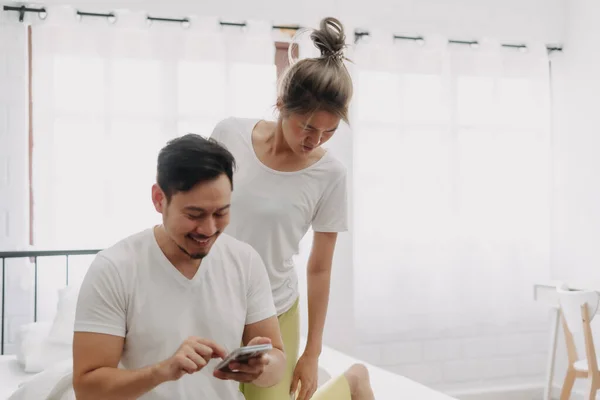 Pasangan Asia Yang Lucu Istri Mengintip Suami Yang Mengobrol Smartphone — Stok Foto