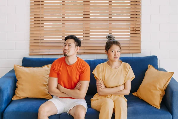 Asiatique Couple Amant Est Avoir Une Dispute Assis Sur Canapé — Photo