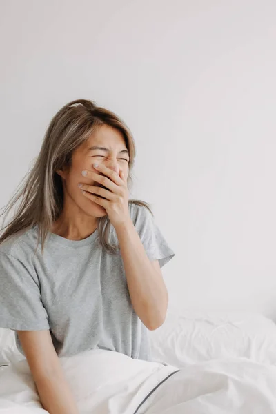 Drôle Visage Somnolent Tête Asiatique Femme Juste Réveiller Dans Matin — Photo