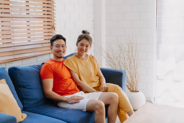 Schöne Asiatische Paar Liebhaber Sitzen Zusammen Auf Dem Sofa Der — Stockfoto