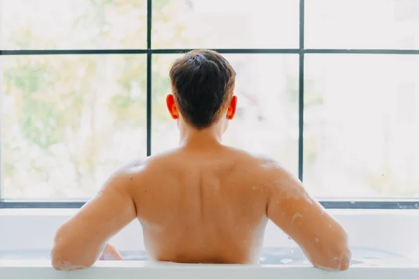 Achterzijde Van Aziatische Man Douchen Badkuip Badkamer — Stockfoto