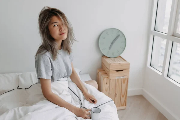 Mujer Asiática Acaba Despertar Por Reloj Las Cama Por Mañana —  Fotos de Stock
