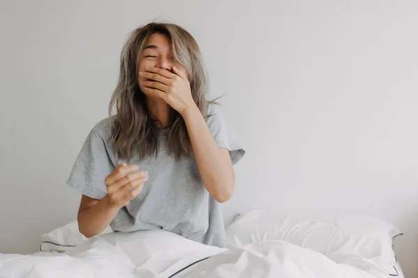 Komik Suratlı Uykucu Asyalı Kadın Sabah Uyanıyor Başı Dönüyor Tembel — Stok fotoğraf