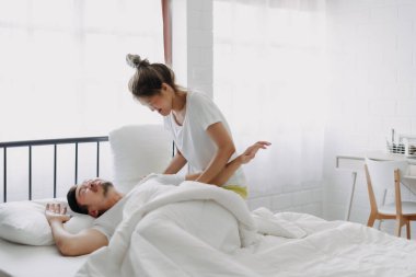 Komik, sevimli Asyalı çift. Eş sabah kocasını uyandırmaya çalışıyor..