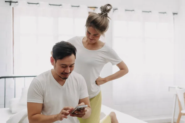 Lustiges Asiatisches Paar Ehefrau Guckt Ehemann Der Auf Dem Smartphone — Stockfoto