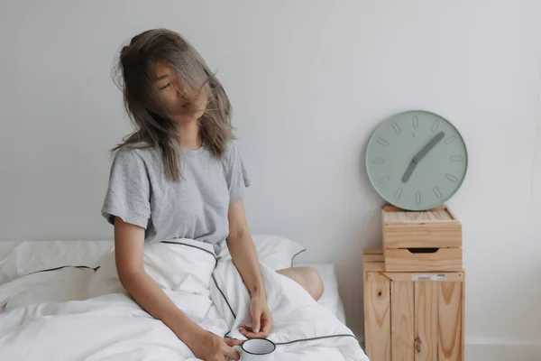 Mujer Asiática Acaba Despertar Por Reloj Las Cama Por Mañana —  Fotos de Stock