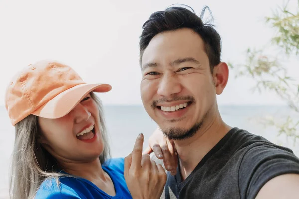 Grappig Vrolijk Selfie Portret Van Aziatische Paar Minnaar — Stockfoto