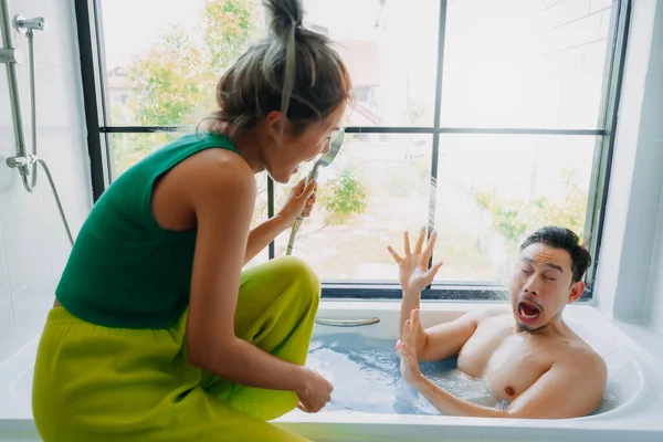 Divertido Juguetón Asiático Pareja Amante Jugar Bañera Baño —  Fotos de Stock
