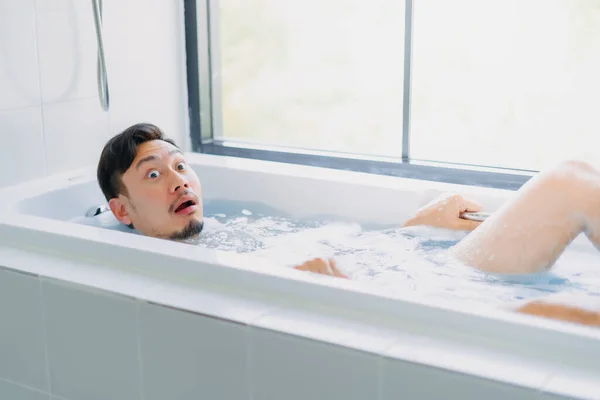 Divertido Asiático Hombre Jugar Posar Una Bañera Baño — Foto de Stock
