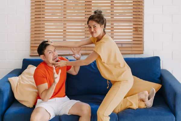 Lustig Asiatisch Ehemann Und Ehefrau Fighting Auf Die Sofa Die — Stockfoto
