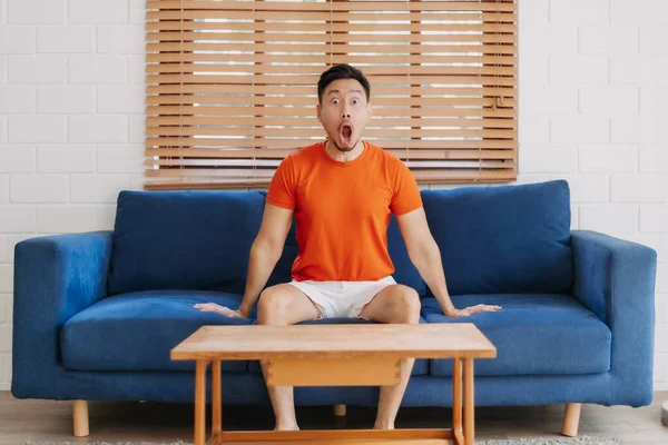 Wow Sorprendido Cara Asiático Hombre Sentarse Sofá Casa — Foto de Stock