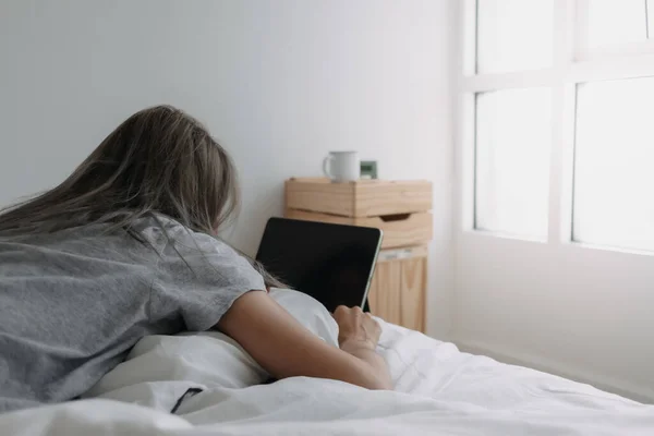 Wanita Asia Tidur Komputer Tablet Tempat Tidur Pagi Hari Pekerjaan Stok Foto Bebas Royalti