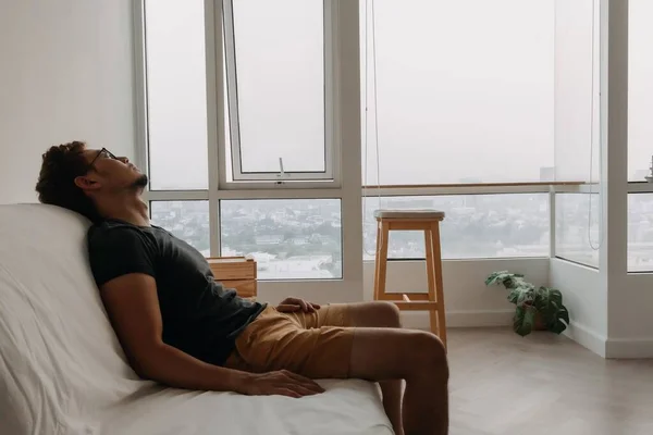 Solitaire Asiatique Homme Mensonge Sur Canapé Désespérément Dans Son Appartement — Photo