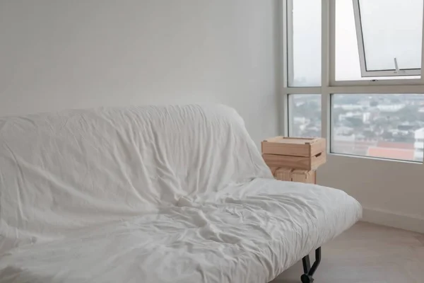 最小限のアパートの部屋に白いソファを空にします 虚無の概念 — ストック写真