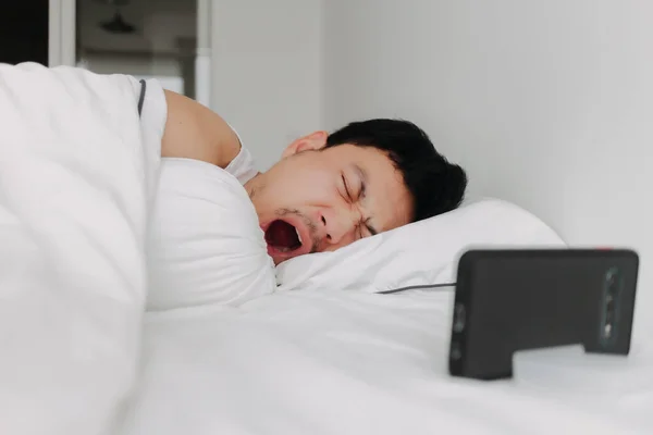 Азиатский Мужчина Просто Просыпается Зевает После Ночного Видеозвонка Своей Девушкой — стоковое фото