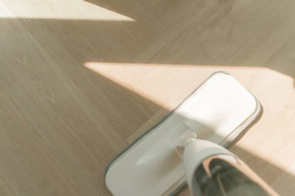 Weißer Wischmopp Reinigt Staub Auf Dem Holzboden Der Wohnung — Stockfoto