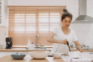 Asyalı kadın servis edilecek çorbayı getiriyor..