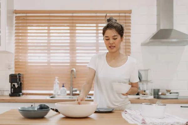 Wanita Asia Menyiapkan Makanan Dapur — Stok Foto
