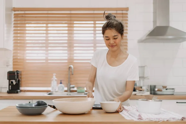 Asian Woman Preparing Meal Kitchen — Stock Photo, Image