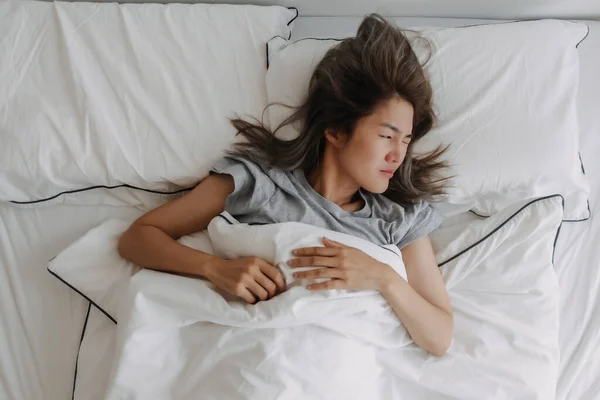 Vue Dessus Femme Asiatique Réveiller Couché Sur Lit Sentant Pas — Photo