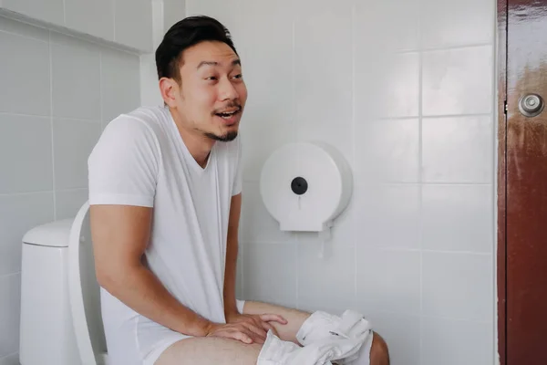 Engraçado Rosto Feliz Asiático Homem Capaz Cocô Depois Sofrem Constipação — Fotografia de Stock