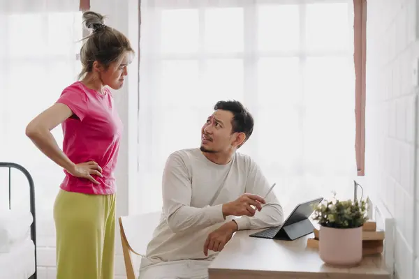 Asiatische Frau Bittet Ehemann Aufzuhören Mit Tablet Arbeiten Und Zuzusehen — Stockfoto