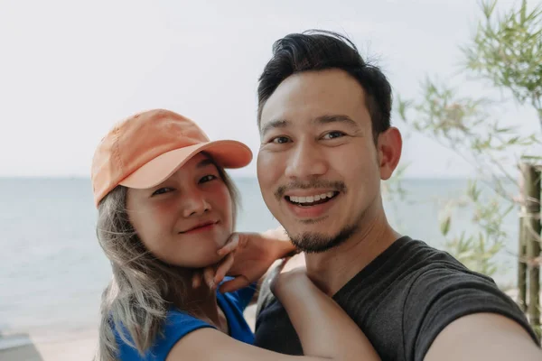 Selfie Portret Van Mooie Vrolijke Aziatische Paar Knuffel Kus — Stockfoto