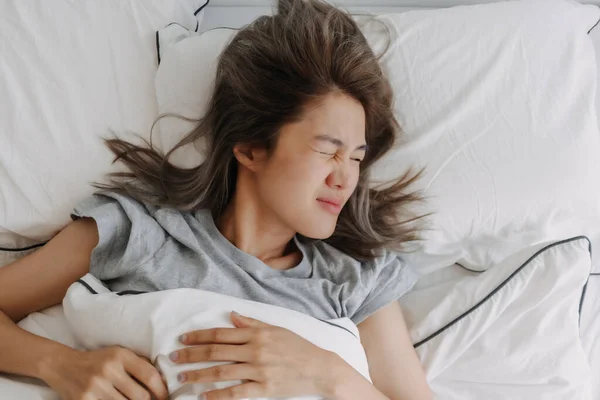 아시아 여인의 경치는 준비가 기분으로 침대에 잠에서 고품질 — 스톡 사진