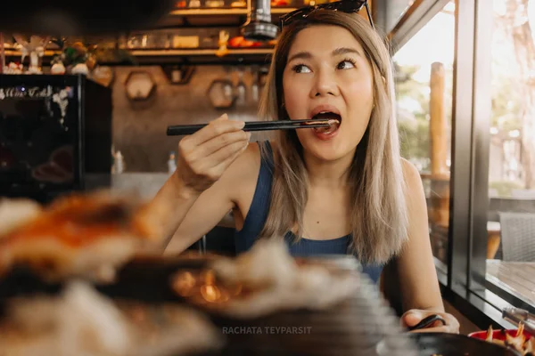 Szczęśliwy Azji Kobieta Jedzenie Koreański Grilla Bufet Restauracja Zdjęcie Stockowe
