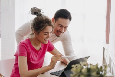 Asyalı karı koca online reklam hakkında tartışıyor ve planlıyorlar.