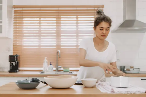 Wanita Asia Memeriksa Makanan Yang Dia Buat Dapur — Stok Foto