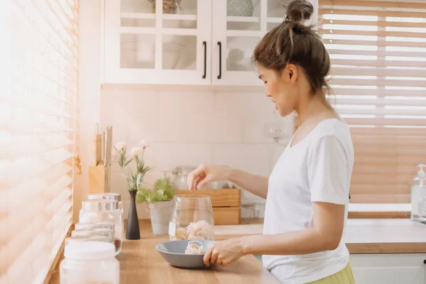 Wanita Asia Menyiapkan Sarapan Dapur Pagi Hari — Stok Foto