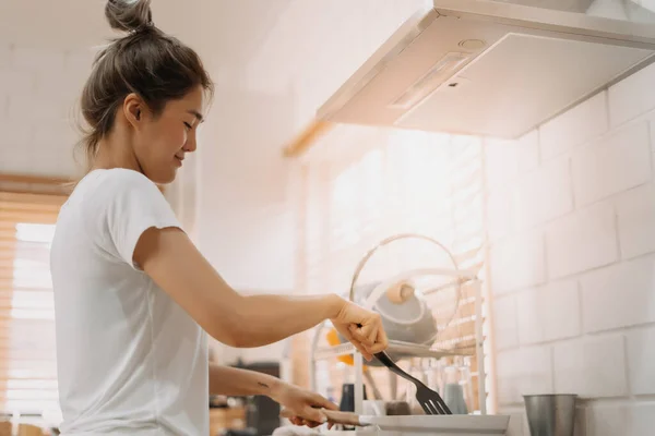 Mulher Asiática Branco Shirt Cozinhar Cozinha Fazendo Almoço — Fotografia de Stock