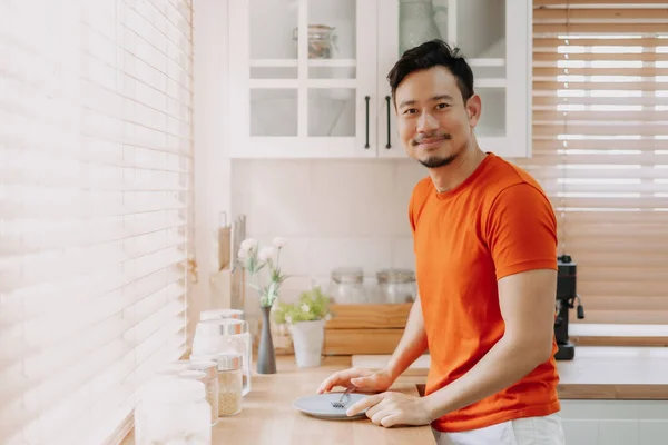 Pria Asia Menyiapkan Sarapan Mudahnya Dapur Pagi Hari Yang Hangat — Stok Foto