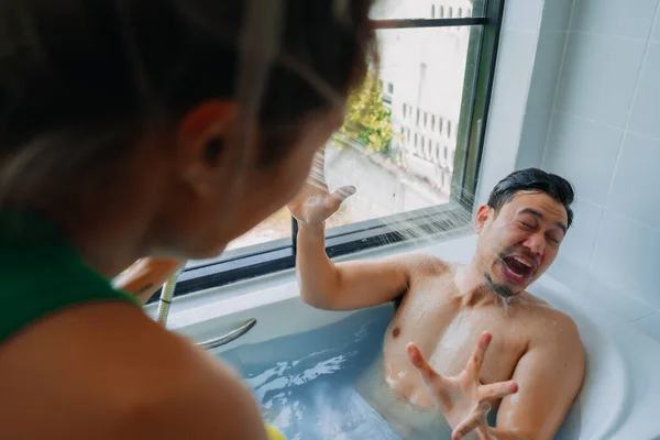 Engraçado Brincalhão Asiático Casal Amante Jogar Uma Banheira Banheiro — Fotografia de Stock