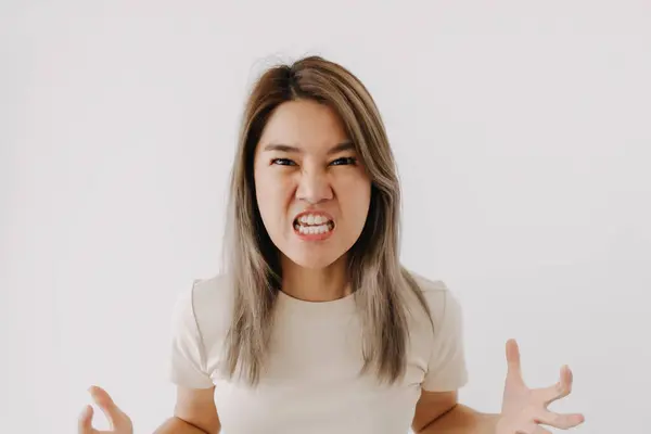 Arg Ansikte Asiatisk Kvinna Vit Shirt Isolerad Vit — Stockfoto