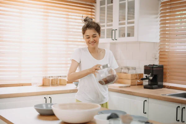 Lucu Candid Moment Asian Wife Cook Husband Untuk Pertama Kalinya — Stok Foto