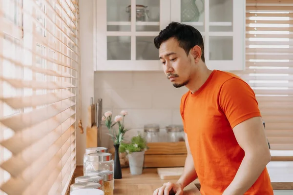 Pria Asia Yang Tenang Dapur Pagi Hari Menyiapkan Sarapan Mudahnya — Stok Foto