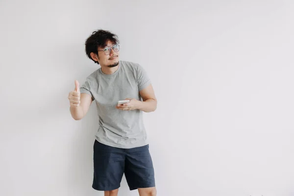 Gelangweilt Asiatisch Face Man Feeling Happy Mit Die Anwendung Handy — Stockfoto