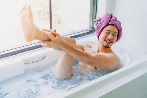 Grappige Aziatische Man Die Kinderachtig Speels Badkuip — Stockfoto